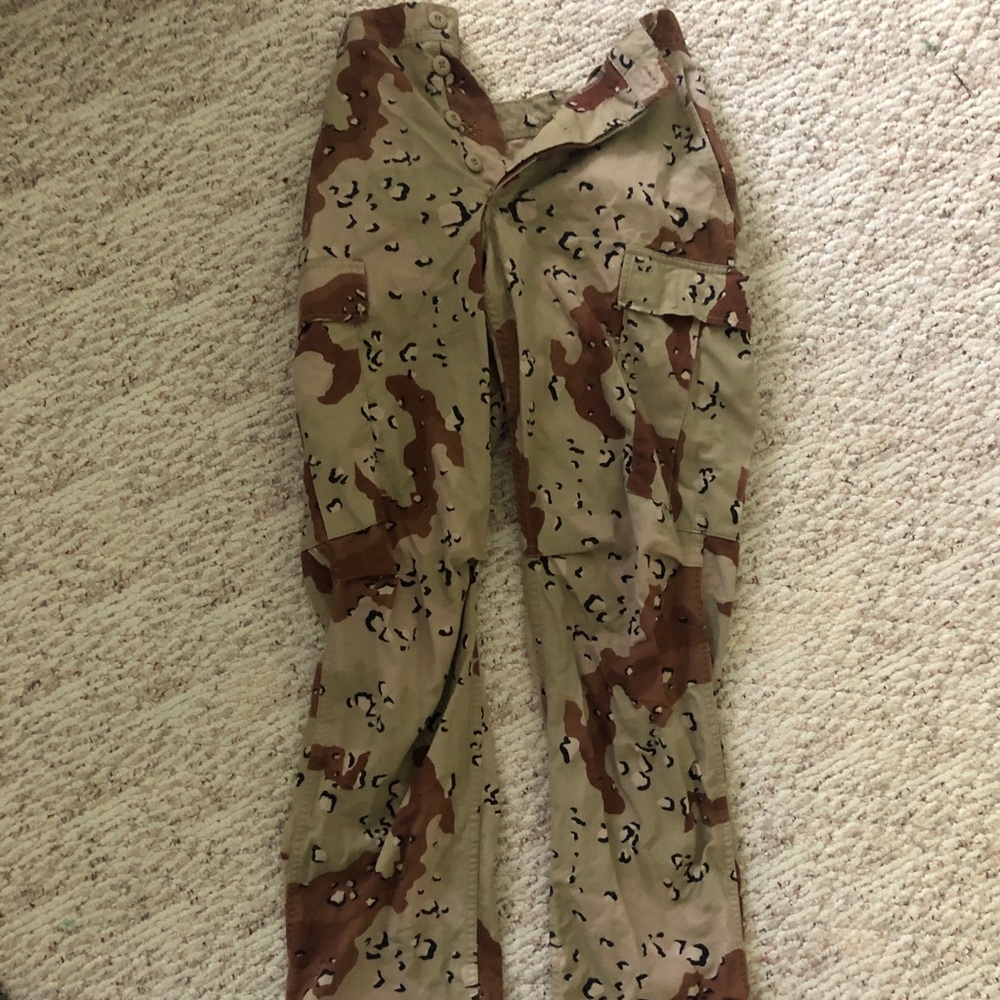 urban outfitters camo pants
